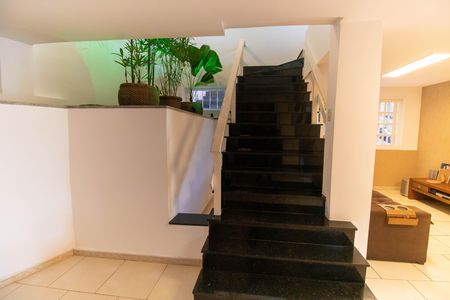 Casa de condomínio para alugar com 454m², 4 quartos e 2 vagas Casa de condomínio para alugar com 454m², 4 quartos e 2 vagasEscada