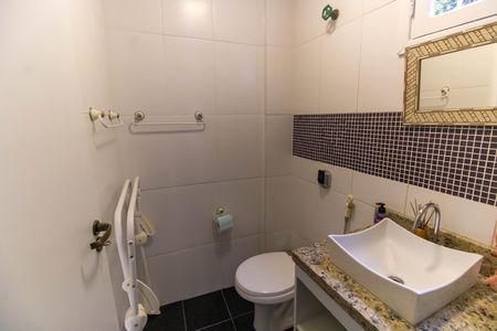 Casa de condomínio para alugar com 454m², 4 quartos e 2 vagas Casa de condomínio para alugar com 454m², 4 quartos e 2 vagasBanheiro da Suíte 1