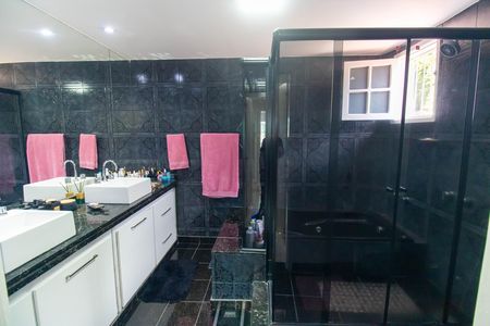Casa de condomínio para alugar com 454m², 4 quartos e 2 vagas Casa de condomínio para alugar com 454m², 4 quartos e 2 vagasBanheiro da Suíte 4