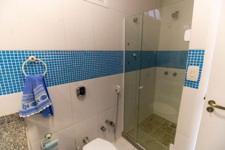 Casa de condomínio para alugar com 454m², 4 quartos e 2 vagas Casa de condomínio para alugar com 454m², 4 quartos e 2 vagasBanheiro da Suíte 3