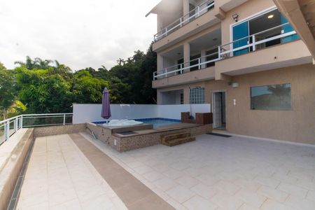 Casa de condomínio para alugar com 454m², 4 quartos e 2 vagas Casa de condomínio para alugar com 454m², 4 quartos e 2 vagasÁrea externa