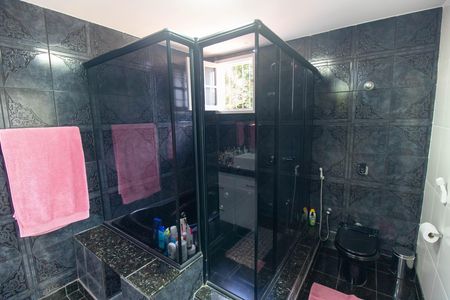 Casa de condomínio para alugar com 454m², 4 quartos e 2 vagas Casa de condomínio para alugar com 454m², 4 quartos e 2 vagasBanheiro da Suíte 4