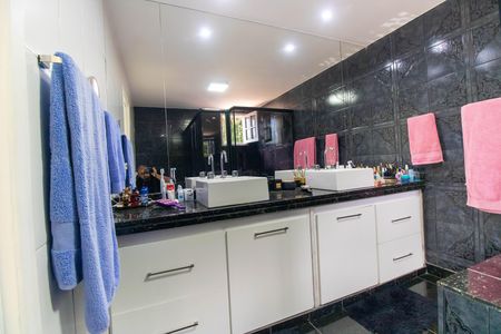 Casa de condomínio para alugar com 454m², 4 quartos e 2 vagas Casa de condomínio para alugar com 454m², 4 quartos e 2 vagasBanheiro da Suíte 4
