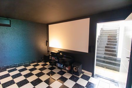 Casa de condomínio para alugar com 454m², 4 quartos e 2 vagas Casa de condomínio para alugar com 454m², 4 quartos e 2 vagasSala de TV