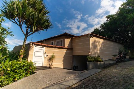 Casa de condomínio para alugar com 454m², 4 quartos e 2 vagas Casa de condomínio para alugar com 454m², 4 quartos e 2 vagasFachada