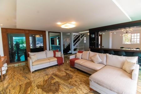 Casa de condomínio para alugar com 454m², 4 quartos e 2 vagas Casa de condomínio para alugar com 454m², 4 quartos e 2 vagasSala