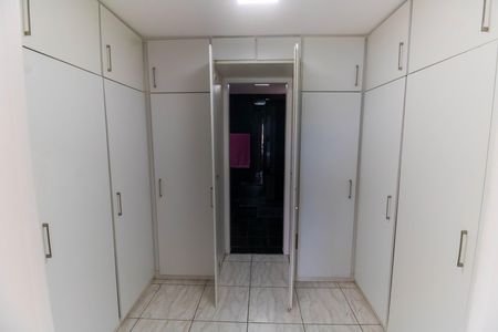 Casa de condomínio para alugar com 454m², 4 quartos e 2 vagas Casa de condomínio para alugar com 454m², 4 quartos e 2 vagasCloset da suíte 4