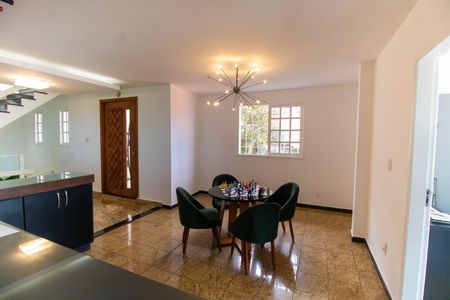 Casa de condomínio para alugar com 454m², 4 quartos e 2 vagas Casa de condomínio para alugar com 454m², 4 quartos e 2 vagasSala