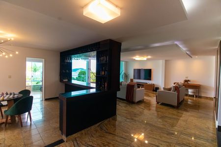 Casa de condomínio para alugar com 454m², 4 quartos e 2 vagas Casa de condomínio para alugar com 454m², 4 quartos e 2 vagasSala