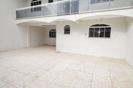 Casa à venda com 160m², 3 quartos e 4 vagas Casa à venda com 160m², 3 quartos e 4 vagasQuintal / Garagem