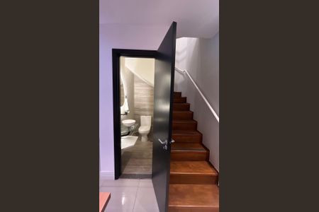 Escada de apartamento para alugar com 1 quarto, 66m² em Pompeia, São Paulo