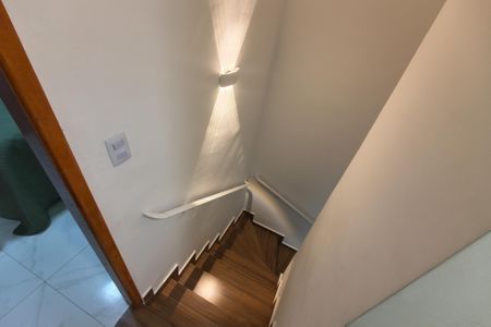 Casa de condomínio para alugar com 80m², 2 quartos e 1 vaga Casa de condomínio para alugar com 80m², 2 quartos e 1 vagaEscada