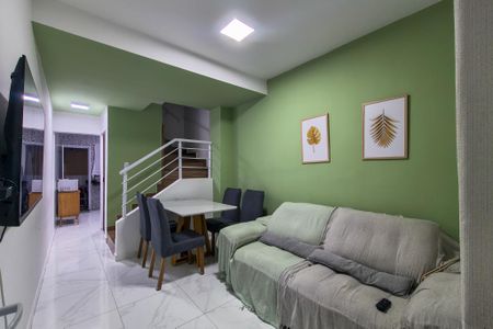 Sala de casa de condomínio para alugar com 2 quartos, 80m² em Maracanã, Praia Grande