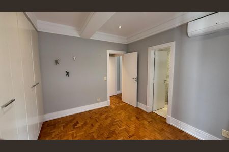Apartamento à venda com 240m², 3 quartos e 4 vagas Apartamento à venda com 240m², 3 quartos e 4 vagasQuarto