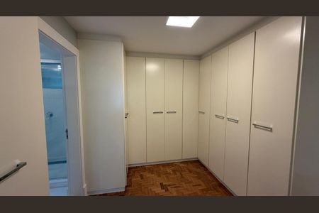 Apartamento à venda com 240m², 3 quartos e 4 vagas Apartamento à venda com 240m², 3 quartos e 4 vagasCloset