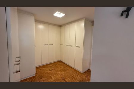 Apartamento à venda com 240m², 3 quartos e 4 vagas Apartamento à venda com 240m², 3 quartos e 4 vagasCloset