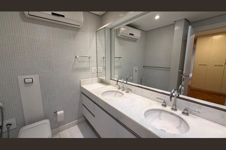 Apartamento à venda com 240m², 3 quartos e 4 vagas Apartamento à venda com 240m², 3 quartos e 4 vagasBanheiro
