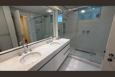 Apartamento à venda com 240m², 3 quartos e 4 vagas Apartamento à venda com 240m², 3 quartos e 4 vagasBanheiro