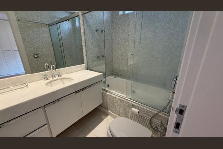 Apartamento à venda com 240m², 3 quartos e 4 vagas Apartamento à venda com 240m², 3 quartos e 4 vagasBanheiro