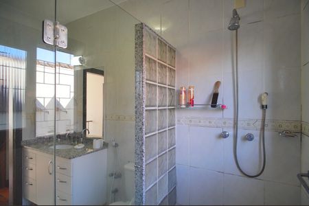 Casa para alugar com 220m², 4 quartos e 3 vagasBanheiro 1