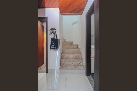Casa de condomínio à venda com 144m², 3 quartos e 2 vagas Casa de condomínio à venda com 144m², 3 quartos e 2 vagasEscada