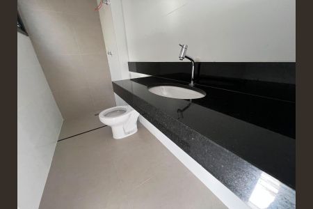 Banheiro de kitnet/studio à venda com 1 quarto, 40m² em Santa Tereza, Belo Horizonte