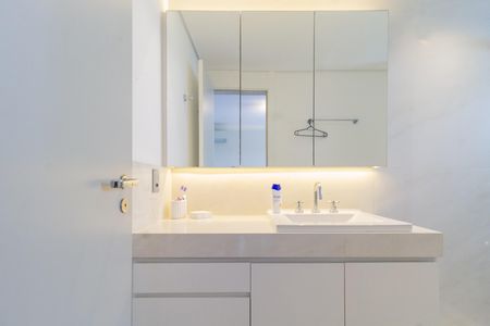 Apartamento à venda com 283m², 3 quartos e 3 vagas Apartamento à venda com 283m², 3 quartos e 3 vagasSuíte master