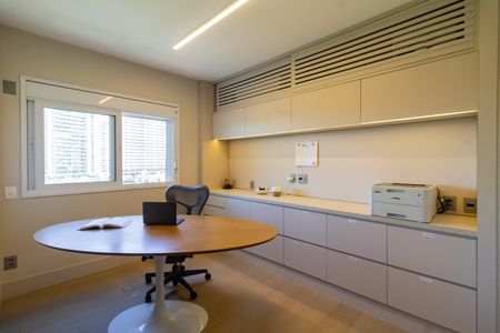 Apartamento à venda com 283m², 3 quartos e 3 vagas Apartamento à venda com 283m², 3 quartos e 3 vagasEscritório