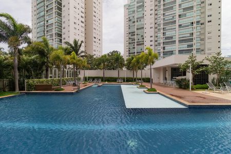 Apartamento à venda com 283m², 3 quartos e 3 vagas Apartamento à venda com 283m², 3 quartos e 3 vagasPiscina