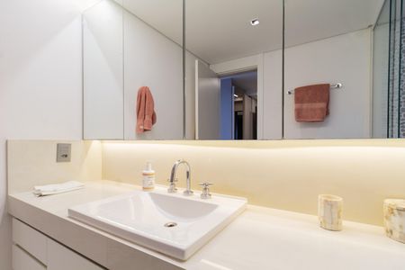 Apartamento à venda com 283m², 3 quartos e 3 vagas Apartamento à venda com 283m², 3 quartos e 3 vagasSuíte master