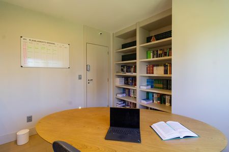 Apartamento à venda com 283m², 3 quartos e 3 vagas Apartamento à venda com 283m², 3 quartos e 3 vagasEscritório