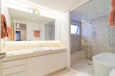 Apartamento à venda com 283m², 3 quartos e 3 vagas Apartamento à venda com 283m², 3 quartos e 3 vagasSuíte master
