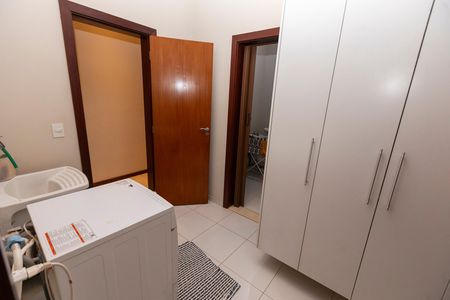 Casa de condomínio para alugar com 420m², 4 quartos e 3 vagas Casa de condomínio para alugar com 420m², 4 quartos e 3 vagasÁREA DE SERVIÇO