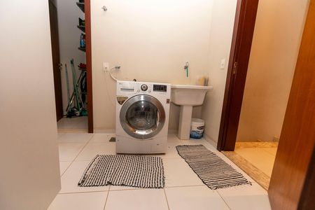 Casa de condomínio para alugar com 420m², 4 quartos e 3 vagas Casa de condomínio para alugar com 420m², 4 quartos e 3 vagasÁREA DE SERVIÇO