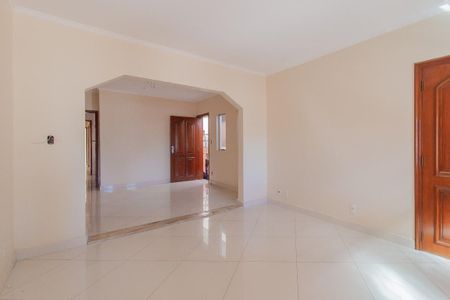Casa para alugar com 160m², 2 quartos e 5 vagas Casa para alugar com 160m², 2 quartos e 5 vagasSala