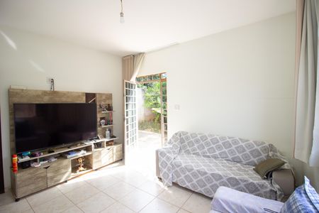Sala de casa para alugar com 2 quartos, 74m² em Chácara Novo Horizonte, Contagem