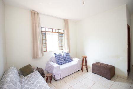 Sala de casa para alugar com 2 quartos, 74m² em Chácara Novo Horizonte, Contagem