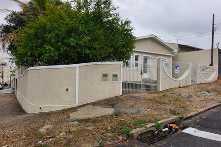 Casa para alugar com 200m², 3 quartos e 3 vagas Casa para alugar com 200m², 3 quartos e 3 vagasFachada