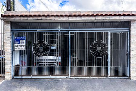 Fachada de casa à venda com 4 quartos, 247m² em Vila Canero, São Paulo
