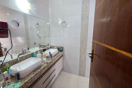Casa para alugar com 290m², 3 quartos e 2 vagas Casa para alugar com 290m², 3 quartos e 2 vagasBanheiro da Suíte 1