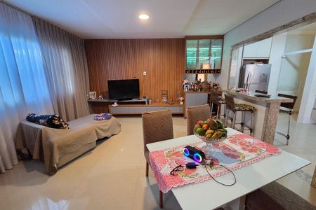 Casa para alugar com 290m², 3 quartos e 2 vagas Casa para alugar com 290m², 3 quartos e 2 vagasSala