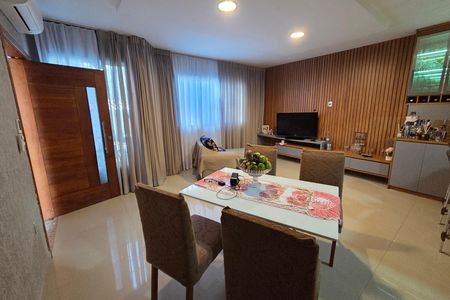 Casa para alugar com 290m², 3 quartos e 2 vagas Casa para alugar com 290m², 3 quartos e 2 vagasSala