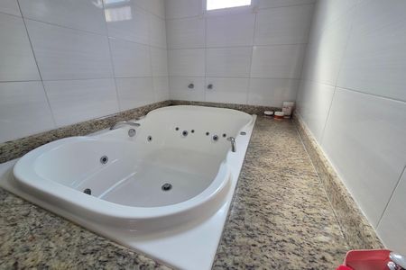 Casa para alugar com 290m², 3 quartos e 2 vagas Casa para alugar com 290m², 3 quartos e 2 vagasBanheiro da Suíte 1