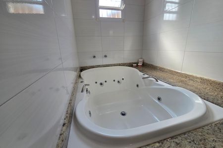 Casa para alugar com 290m², 3 quartos e 2 vagas Casa para alugar com 290m², 3 quartos e 2 vagasBanheiro da Suíte 1