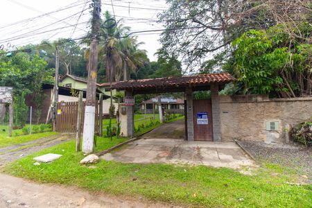 Casa à venda com 207m², 3 quartos e 4 vagas Casa à venda com 207m², 3 quartos e 4 vagasFachada