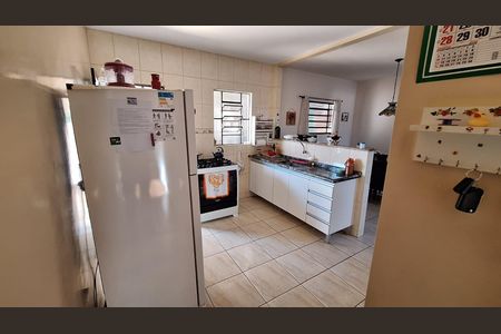Casa à venda com 140m², 2 quartos e 5 vagas Casa à venda com 140m², 2 quartos e 5 vagasCozinha