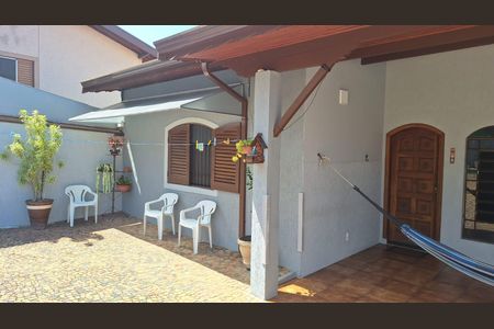 Casa à venda com 140m², 2 quartos e 5 vagas Casa à venda com 140m², 2 quartos e 5 vagasÁrea externa