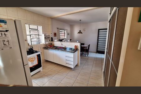Casa à venda com 140m², 2 quartos e 5 vagas Casa à venda com 140m², 2 quartos e 5 vagasCozinha