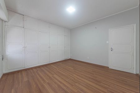 Casa de condomínio à venda com 582m², 4 quartos e 5 vagas Casa de condomínio à venda com 582m², 4 quartos e 5 vagasQuarto 3