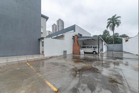 Casa de condomínio à venda com 582m², 4 quartos e 5 vagas Casa de condomínio à venda com 582m², 4 quartos e 5 vagasQuintal